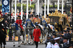 Король Великобритании Карл III и королева Камилла едут в карете из Букингемского дворца в Вестминстерское аббатство на церемонию коронации, 6 мая 2023 года