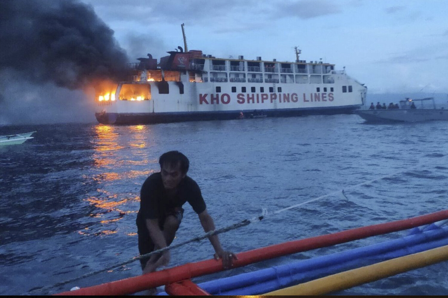 В море загорелся филиппинский паром с людьми на борту - Газета.Ru | Новости