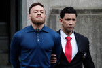 Ирландский боец смешанных единоборств Конор Макгрегор во время ареста в Нью-Йорке за нападение на автобус с бойцами UFC 223, 2018 год 