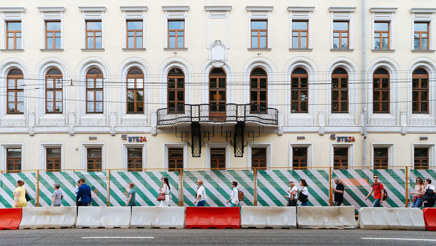 Прохожие на улице Воздвиженка во время масштабной реконструкции улиц летом 2016 года