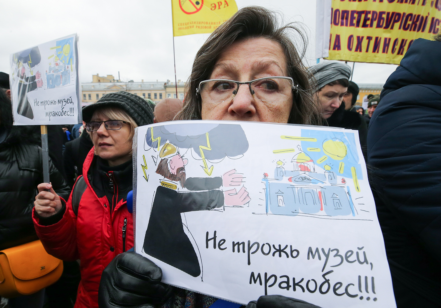 Участники градозащитного митинга на Марсовом поле против передачи Исаакиевского собора Русской православной церкви, застройки территории Пулковской обсерватории, а также против объединения российских Государственной и Национальной библиотек, 18 марта 2017 года