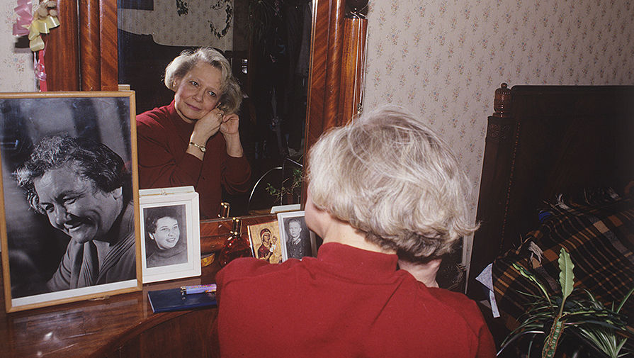 Юлия Хрущева у&nbsp;себя дома, 1994 год