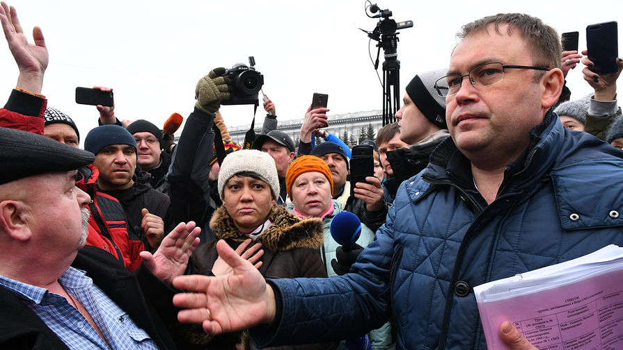Мэр Кемерово Илья Середюк во время акции в память о погибших при пожаре в ТЦ «Зимняя вишня», 27 марта 2018 года