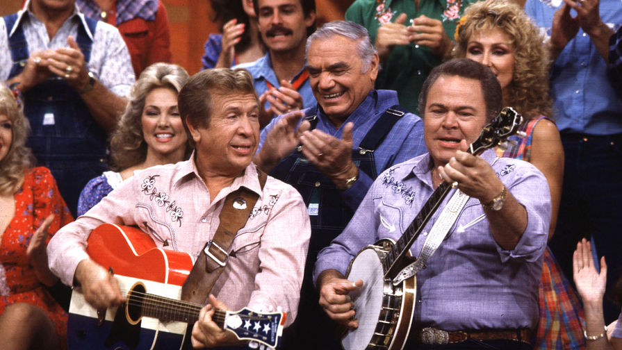 Ведущие &laquo;Hee Haw&raquo; Бак Оуэнс и Рой Кларк во время записи телешоу в&nbsp;Нэшвилле, штат Теннесси, 1986 год