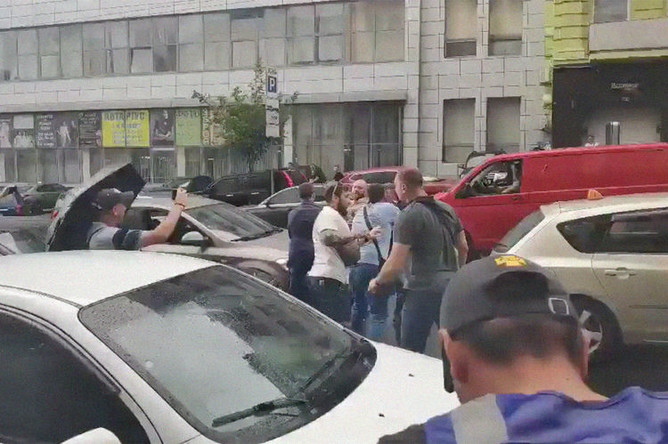 Кадр из видео с нападением на автомобиль экс-президента Украины Петра Порошенко около здания Государственного бюро расследований в Киеве, 25 июля 2019 года