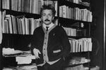 Доктор Альберт Эйнштейн в своем кабинете в Берлине в начале 1920-х гг.
