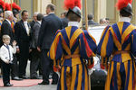 Николай Лукашенко приветствует гвардейцев Ватикана, 2009 год 