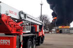 Автомобили сотрудников МЧС РФ на месте пожара на нефтебазе в Белгородской области, 1 апреля 2022 года 