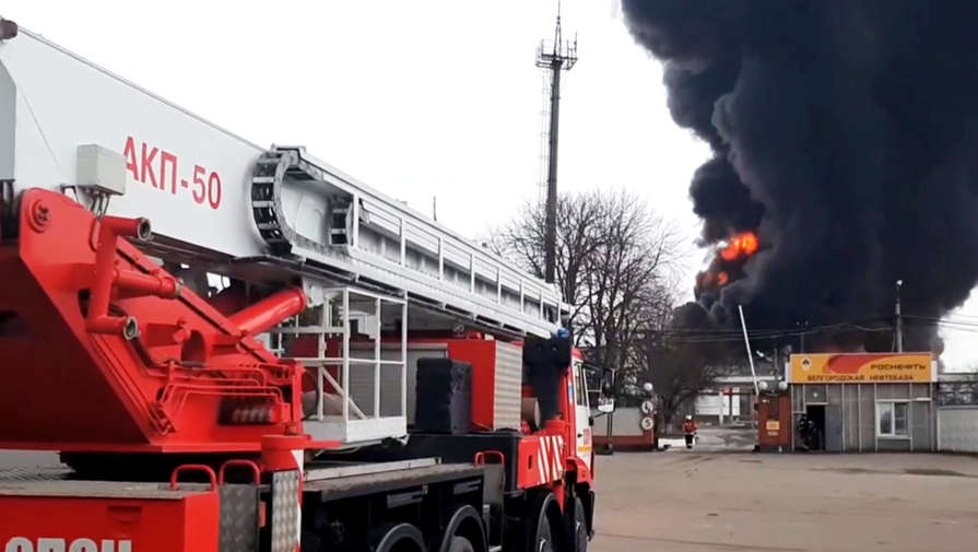 К тушению нефтебазы в Белгороде привлекли пожарный поезд и более 170 спасателей