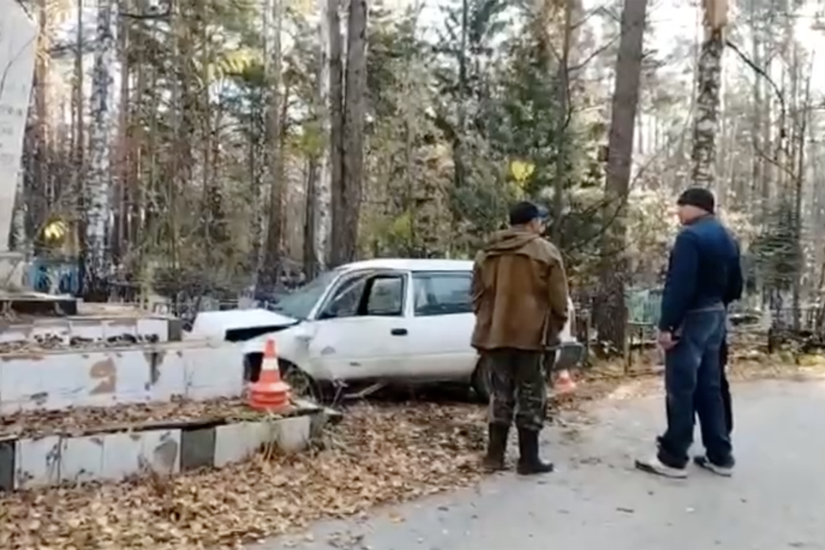 Водитель в Новосибирске погиб, врезавшись в памятник на кладбище -  Газета.Ru | Новости