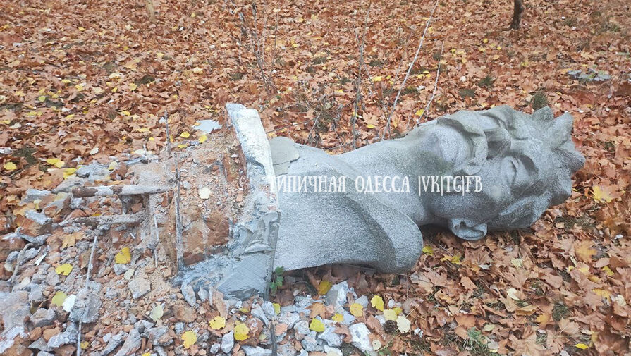В Одессе снесли памятник писателю Максиму Горькому