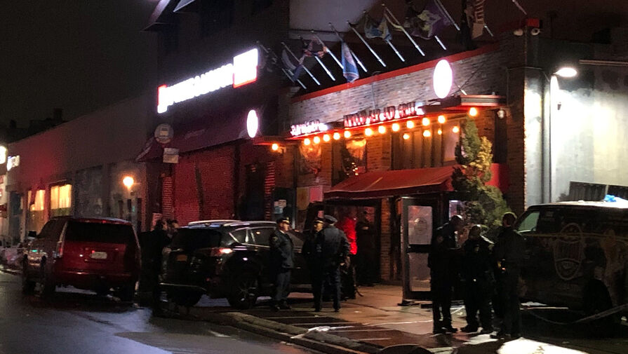 В центре Нью-Йорка внедорожник протаранил стену ресторана, 18 человек пострадали