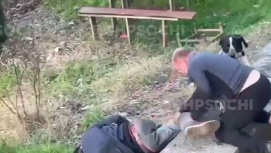 В Сочи пьяный мужчина напал на соседа с ножом и чуть не убил его на глазах у очевидцев