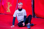 Экоактивистка приклеила себя к красной дорожке во время открытия 73-го Берлинского кинофестиваля, 16 февраля 2023 года
