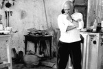 Пабло Пикассо в своей мастерской в Валлорисе, Франция, 1953 год