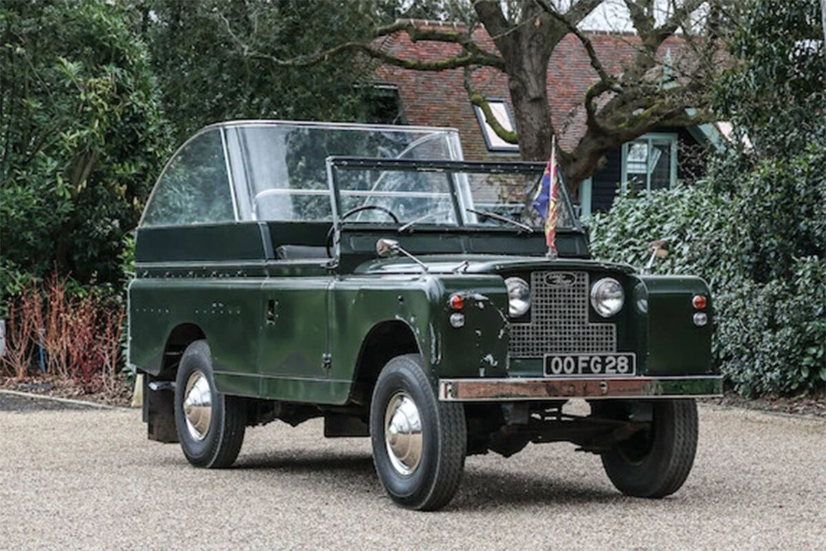 Автомобиль Land Rover Елизаветы II 1968 года выпуска выставлен на аукцион -  Газета.Ru | Новости