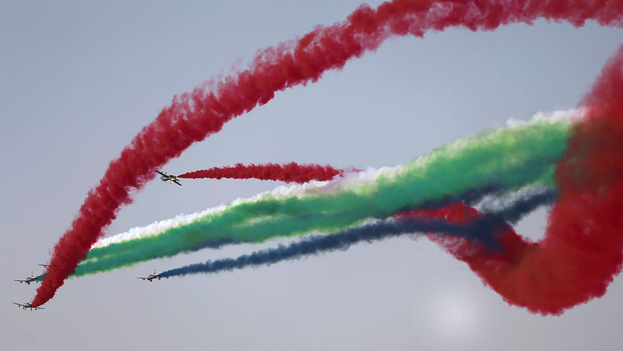 Авиационная пилотажная группа ВВС ОАЭ Al Fursan во время выступления на&nbsp;Dubai Airshow 2015