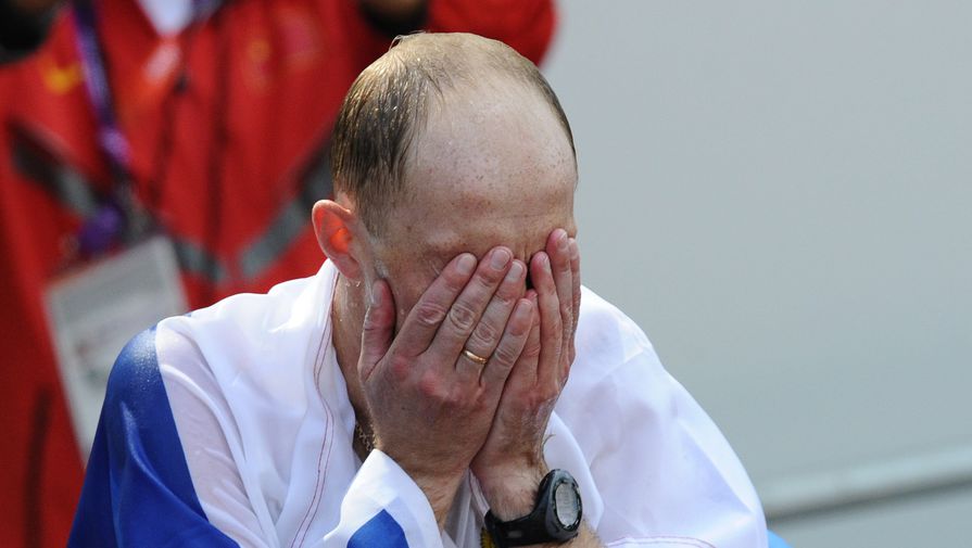 Сергей Кирдяпкин плачет, завернувшись в российский флаг, после победы на 50 км в Лондоне. Теперь те слезы кажутся уже слезами не радости, а горя