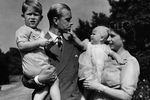 Елизавета II и принц Филипп со своими детьми: принцем Чарльзом и принцессой Анной