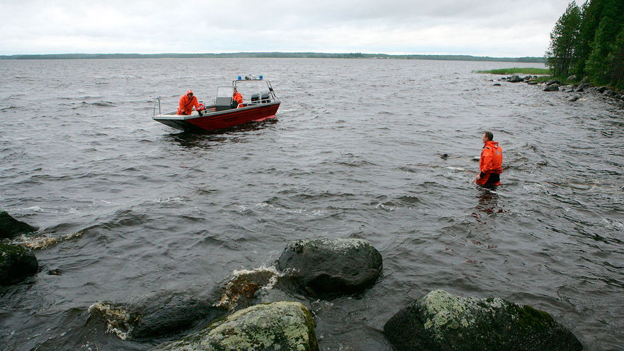 Сотрудники МЧС во время поисково-спасательной операции на берегу озера Сямозеро в деревне Кудама в Пряжинском районе