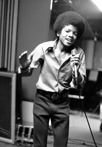 Фото 1972 года, на&nbsp;нем Майклу Джексону 13 лет. Он &mdash; самый младший участник семейного коллектива Jackson Five. В&nbsp;своих мемуарах Джексон благодарит коллектив за&nbsp;старт своей карьеры, но время работы в&nbsp;«пятерке» вспоминает с&nbsp;ужасом