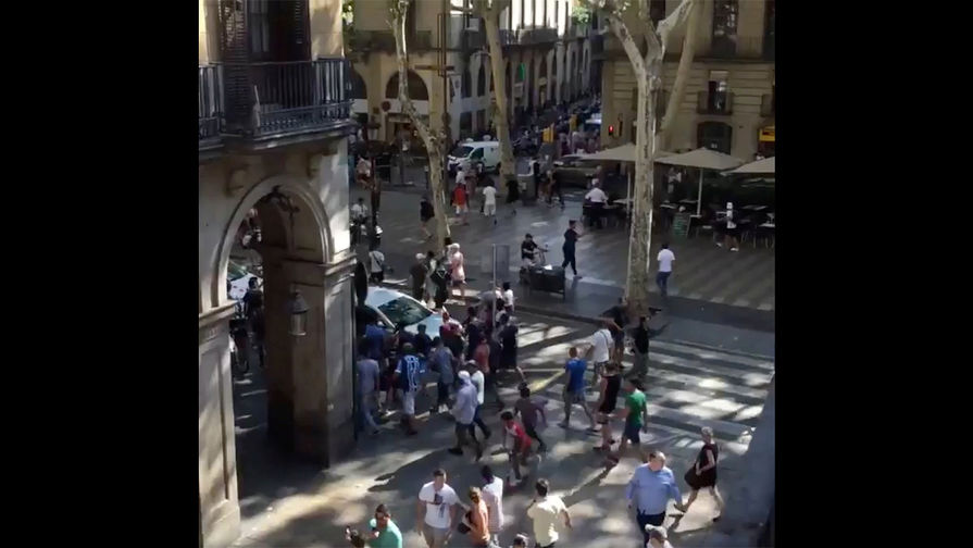 Скриншот из&nbsp;видео, снятого вскоре после наезда фургона на&nbsp;пешеходов в&nbsp;центре Барселоны, 17&nbsp;августа 2017&nbsp;года