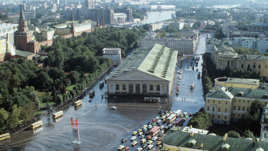 1985 год. Вид на площадь 50-летия Октября и Центральный выставочный зал «Манеж». Современное название — Манежная площадь