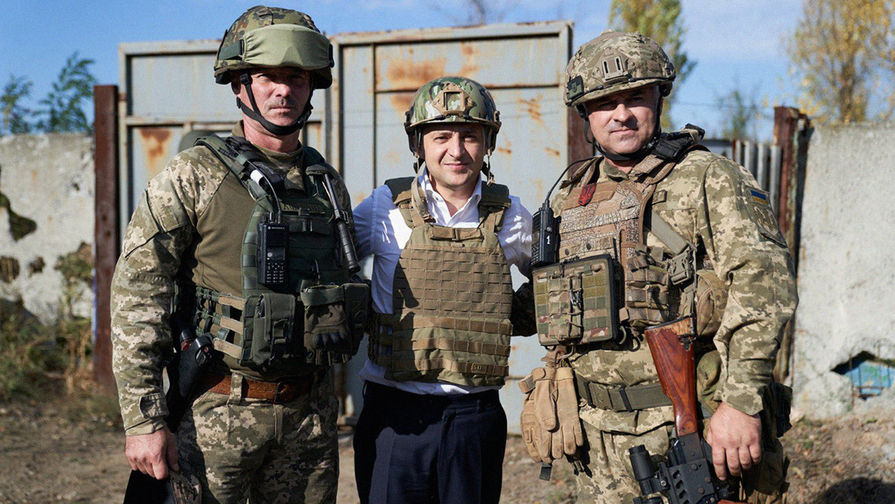 Президент Украины Владимир Зеленский во время посещения позиций украинской армии в Донецкой области, 14 октября 2019 года