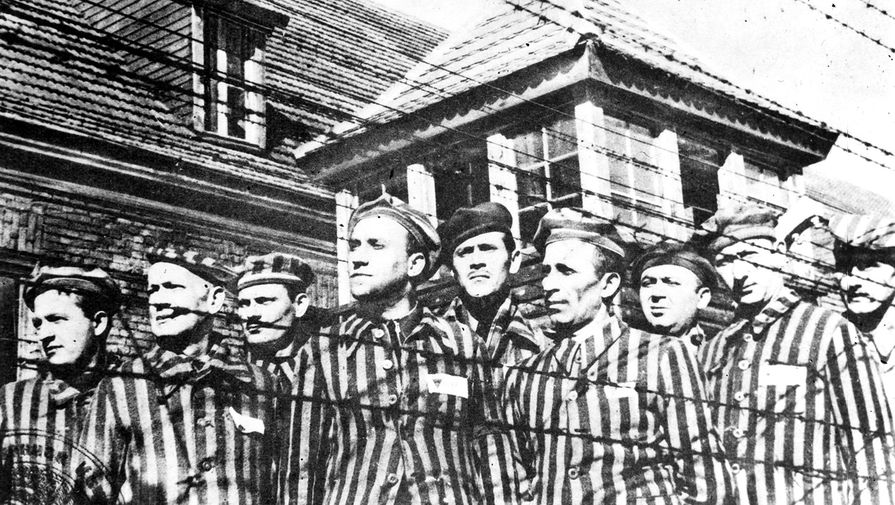 Немногие из&nbsp;оставшихся в&nbsp;живых узников концлагеря за&nbsp;колючей проволокой. Фото сделано в&nbsp;первые дни после освобождения Красной Армией концлагеря &laquo;Освенцим&raquo; 