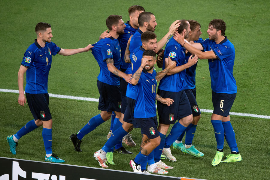Игроки сборной Италии празднуют победу над Швейцарией на Евро-2020