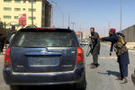 Боевики проверяют автомобиль на одной из улиц Кабула, 16 августа 2021 года
