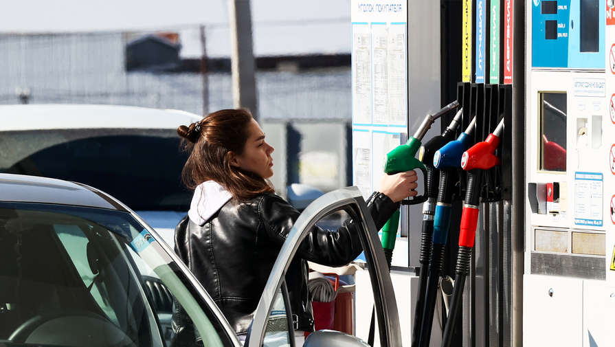 Подешевел на 4 копейки: что на дает упасть ценам на бензин в России