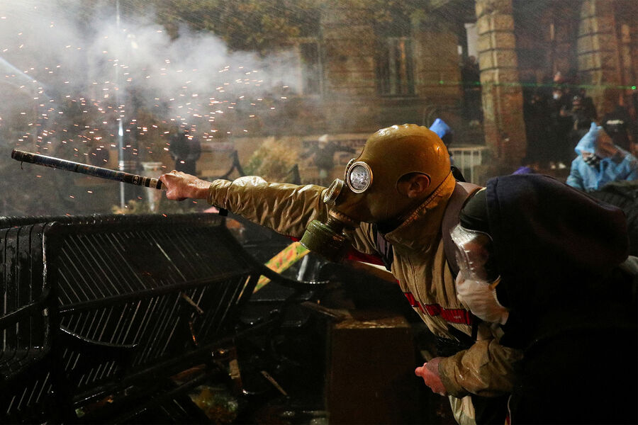 Сторонники оппозиции во время столкновения с&nbsp;полицейскими на&nbsp;акции протеста после приостановки переговоров о&nbsp;вступлении Грузии в&nbsp;Евросоюз, Тбилиси, 1&nbsp;декабря 2024&nbsp;года