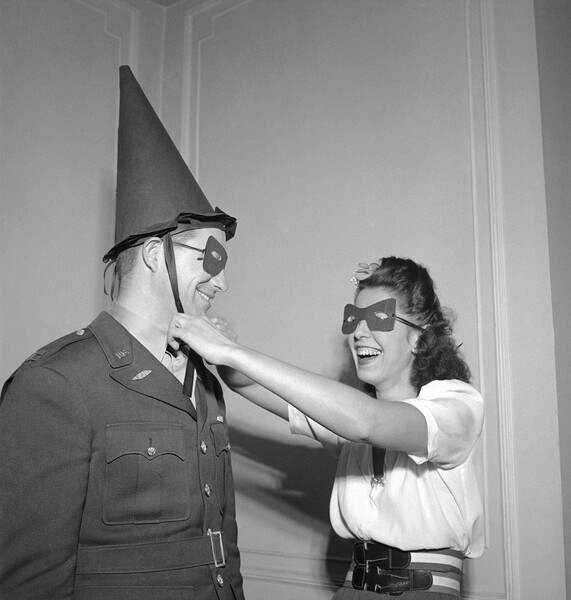 Вечеринка в честь Хэллоуина, организованная клубом в Лондоне, Англия, 1942 год