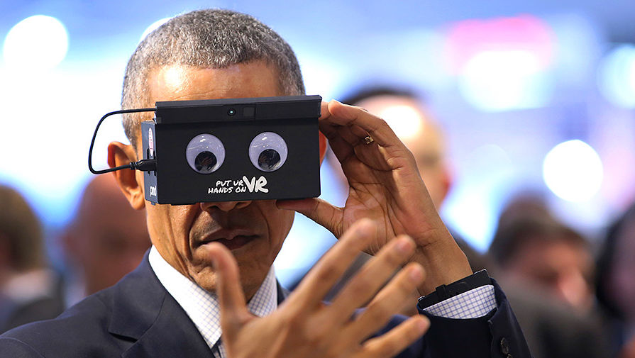Президент США Барак Обама тестирует очки виртуальной реальности на ярмарке в Ганновере, апрель 2016 года