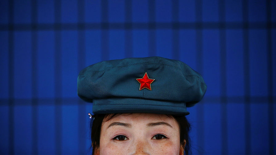 Охранница у ворот фабрики по разведению сомов в Пхеньяне, 17 апреля 2017 года
