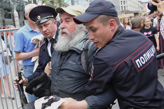 Задержание участника несанкционированного митинга на Тверской улице в Москве