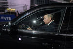 Владимир Путин в автомобиле из своего кортежа на трассе «Сочи Автодром», 17 октября 2018 года