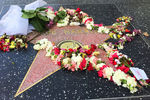 Цветы у звезды Джорджа Харрисона на Алее славы в Голливуде, 1 декабря 2016 года