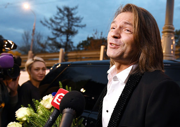 Певец Дмитрий Маликов перед началом банкета по случаю бракосочетания режиссера Константина Богомолова и телеведущей Ксении Собчак в Музее Москвы, 13 сентября 2019 года