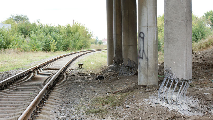 Опоры автодорожного моста в Луганске, которые были подорваны неизвестными. Был совершен подрыв трех опор моста. Бетонные конструкции были частично разрушены, но арматура выдержала взрыв, 19 сентября 2019 года