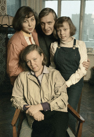 Артист Олег Басилашвили в кругу семьи, 1994 год