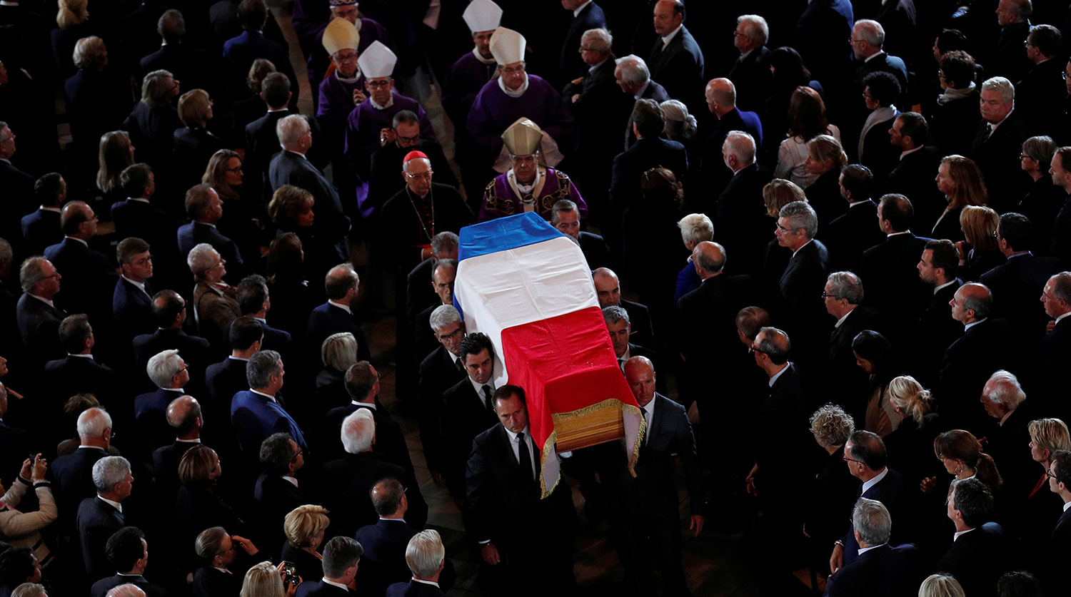 Во время церемонии прощания с бывшим президентом Франции (1995-2007) Жаком Шираком в церкви Святого Сульпиция в Париже, 30 сентября 2019 года

