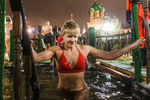 Женщина во время крещенских купаний в купели на Дворцовом пруду в Останкино в Москве, 19 января 2022 года