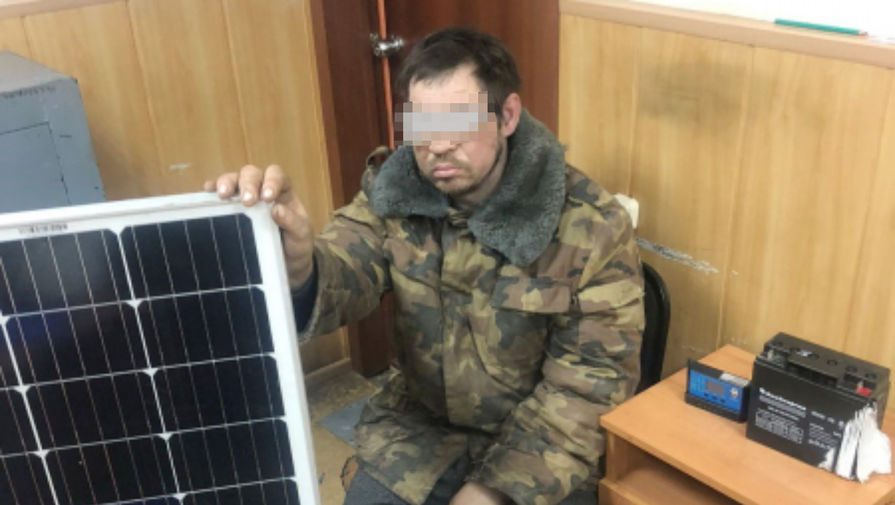 В Омске мужчина украл светофор из-за отключенного в квартире света