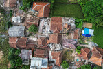 Вид с воздуха на разрушенные дома после землетрясения в Чианджуре, Индонезия, 22 ноября 2022 года
