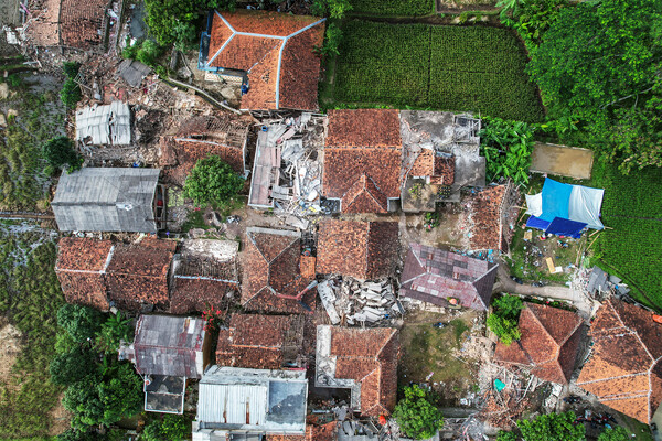 Вид с&nbsp;воздуха на&nbsp;разрушенные дома после землетрясения в&nbsp;Чианджуре, Индонезия, 22&nbsp;ноября 2022&nbsp;года
