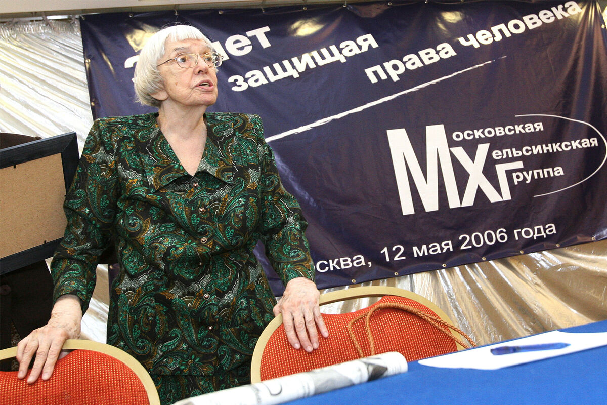 Людмила Алексеева во время конференции, посвященной 30-летию МХГ, Москва, 2006 год