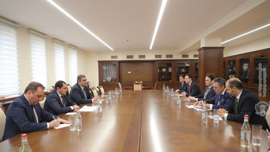 Министр обороны Армении встретился с бывшим генсеком НАТО
