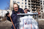 Женщина во время досрочного голосования на выборах президента РФ в Северодонецке, ЛНР, 11 марта 2024 года